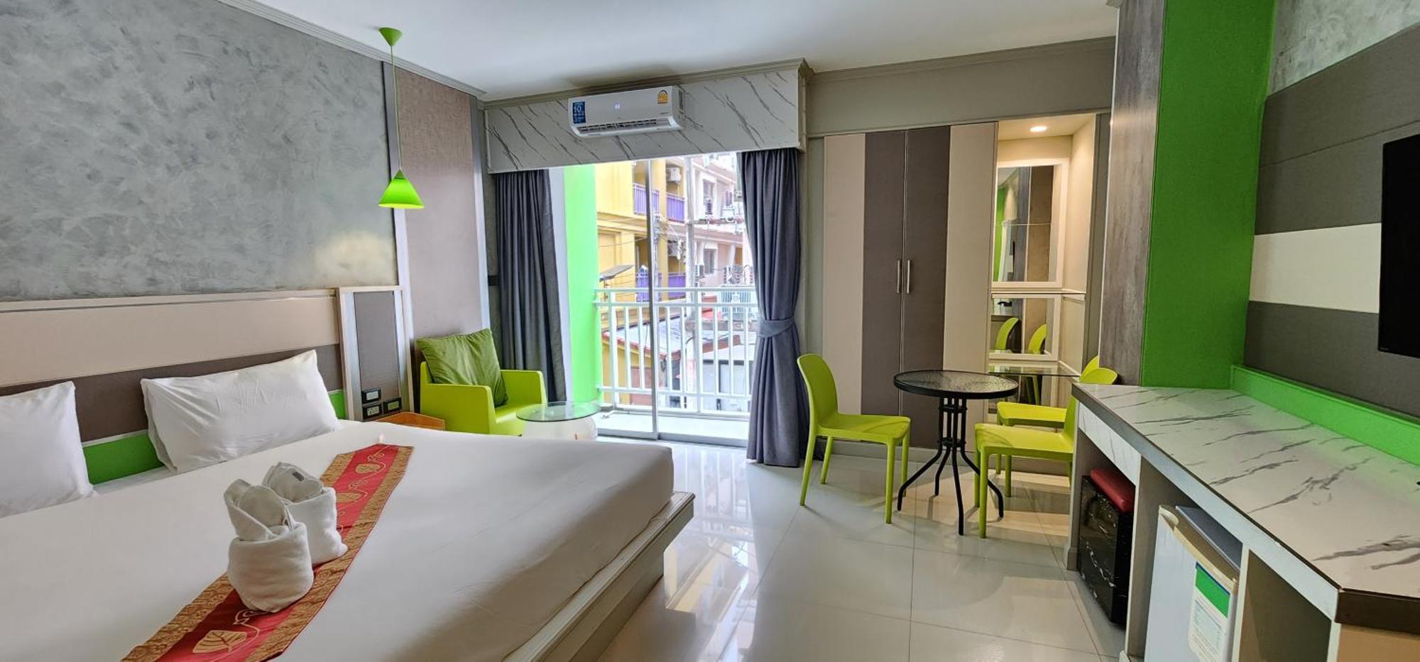 Issara Patong Beach Kültér fotó