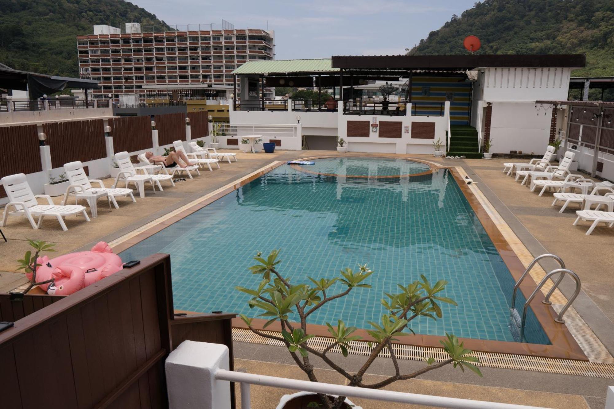 Issara Patong Beach Kültér fotó