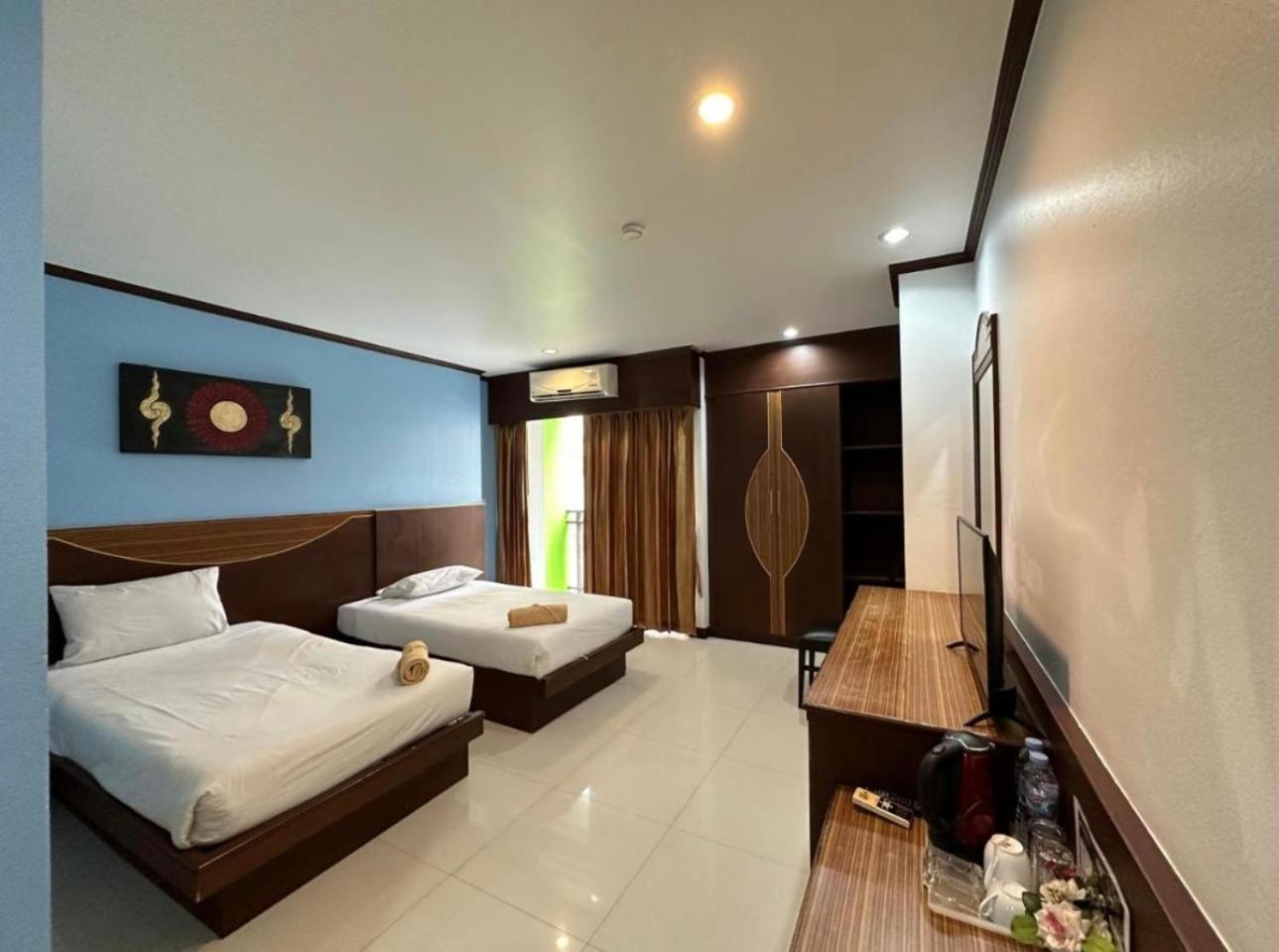Issara Patong Beach Kültér fotó
