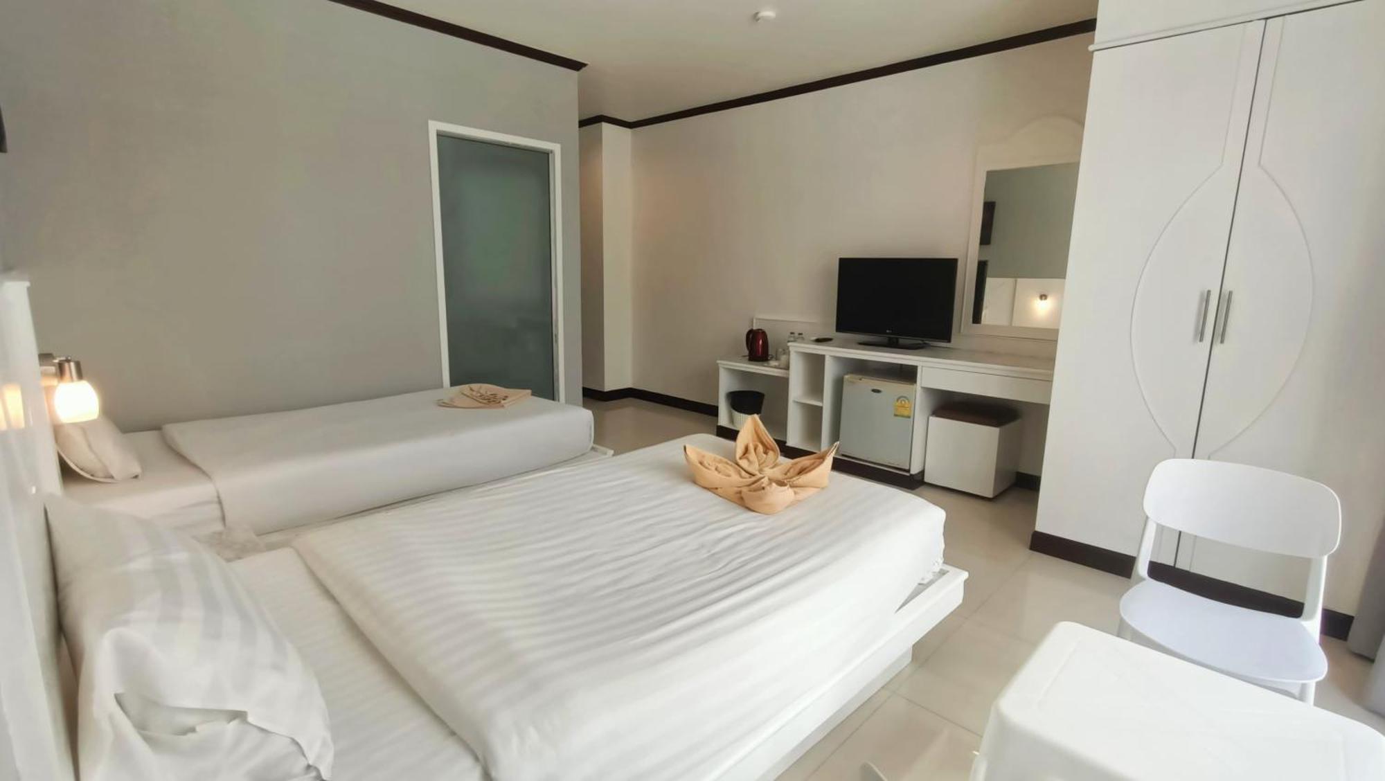 Issara Patong Beach Kültér fotó